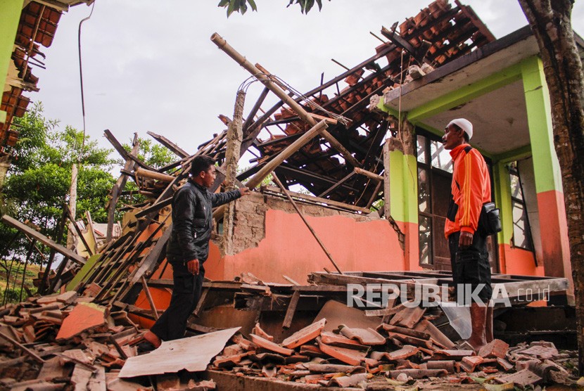 Warga melihat bangunan ambruk akibat gempa bumi di kecamatan Kabandungan, Sukabumi, Jawa Barat, Rabu (11/3/2020).(Antara/Budiyanto)
