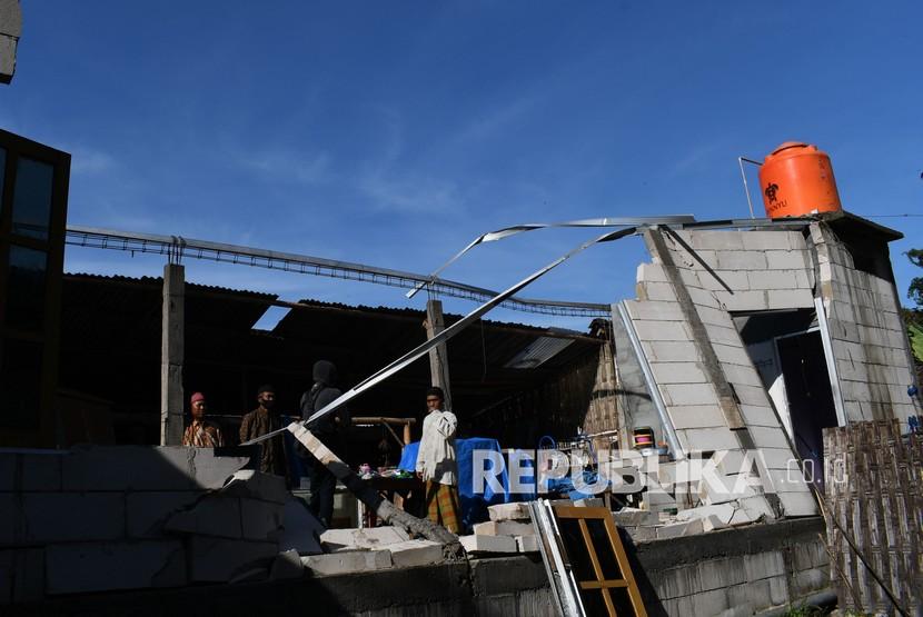 Warga melihat bangunan rumah yang ambruk akibat angin kencang, ilustrasi. Satu unit rumah warga di Kampung Mekarsari, Kabupaten Sukabumi, Jawa Barat, ambruk akibat hujan deras disertai angin kencang pada Kamis (29/12/2022). 