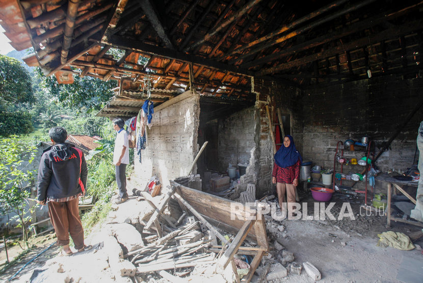 Warga melihat bangunan rusak akibat gempa bumi di Pamijahan, Bogor, Jawa Barat, Rabu (11/3/2020). (Antara/Yulius Satria Wijaya)