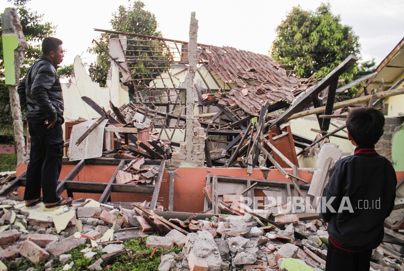 Warga melihat bangunan sekolah ambruk akibat gempa bumi di kecamatan Kabandungan, Sukabumi, Jawa Barat, Rabu (11/3/2020). (Antara/Budiyanto)