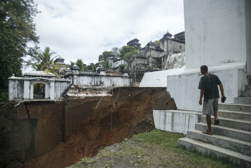  Warga melihat bekas longsor di Kompleks Makam Raja Mataram, Imogiri, Bantul, DI Yogyakarta.