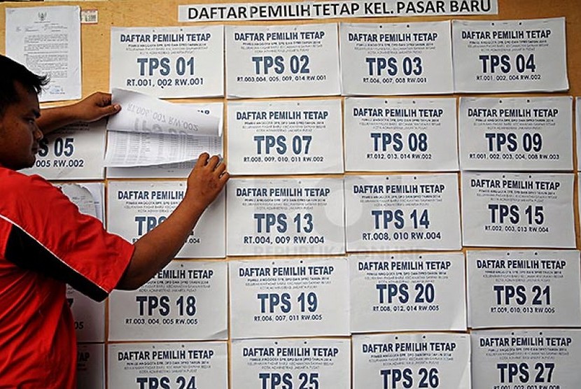 Warga melihat daftar pemilih tetap (DPT) di kelurahan Pasar Baru, Jakarta Pusat, Selasa (29/10).