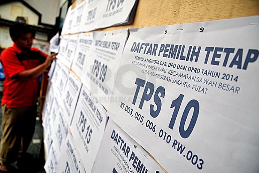 Warga melihat daftar pemilih tetap (DPT) di kelurahan Pasar Baru, Jakarta Pusat, Selasa (29/10).
