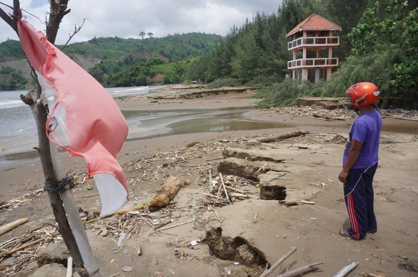 Warga melihat dampak banjir bandang di Pantai Gemah, Tulungagung, Jawa Timur (ilustrasi)