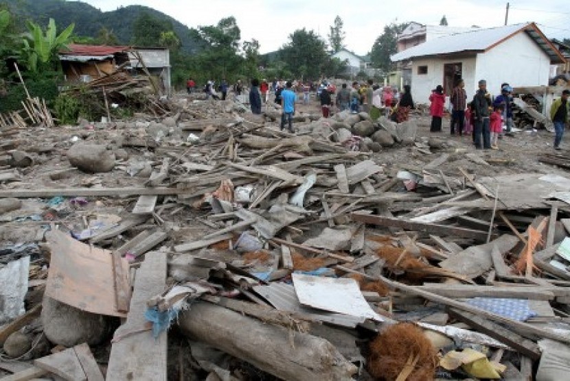 Warga melihat dan membersihkan puing-puing rumah yang rusak akibat banjir bandang di Desa Damaran Baru, Kecamatan Timang Gajah, Bener Meriah, Aceh, Selasa (15/9).
