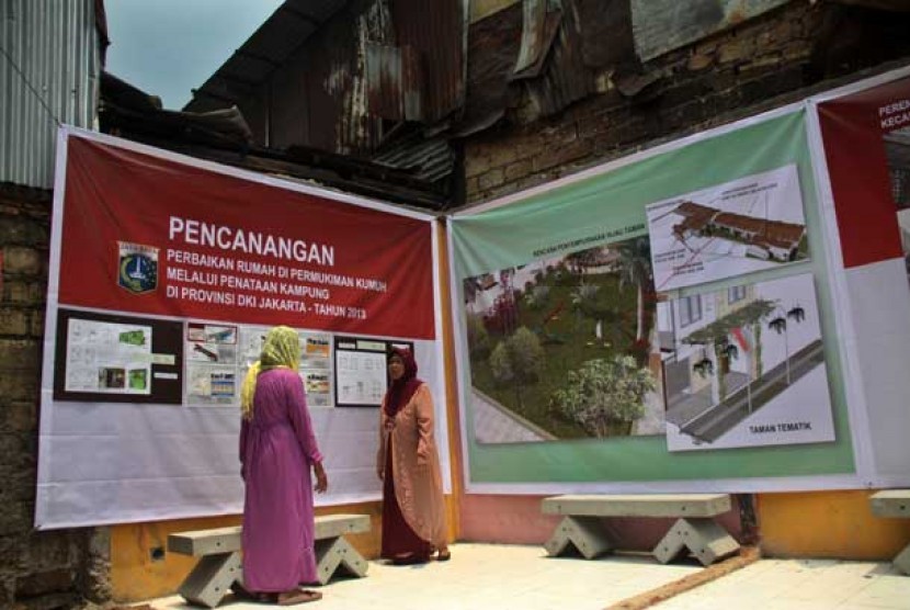 Warga melihat denah proyek pembangunan Kampung Deret Petogogan di Kebayoran Baru, Jakarta Selatan, Kamis (31/10).