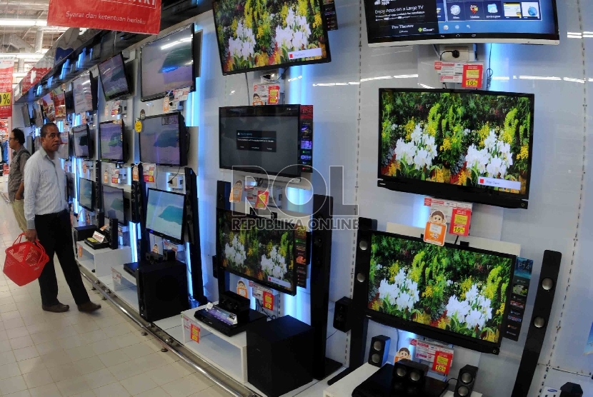 Warga melihat deretan televisi yang dijual disalah satu pusat perbelanjaan di Jakarta, Kamis (27/8).