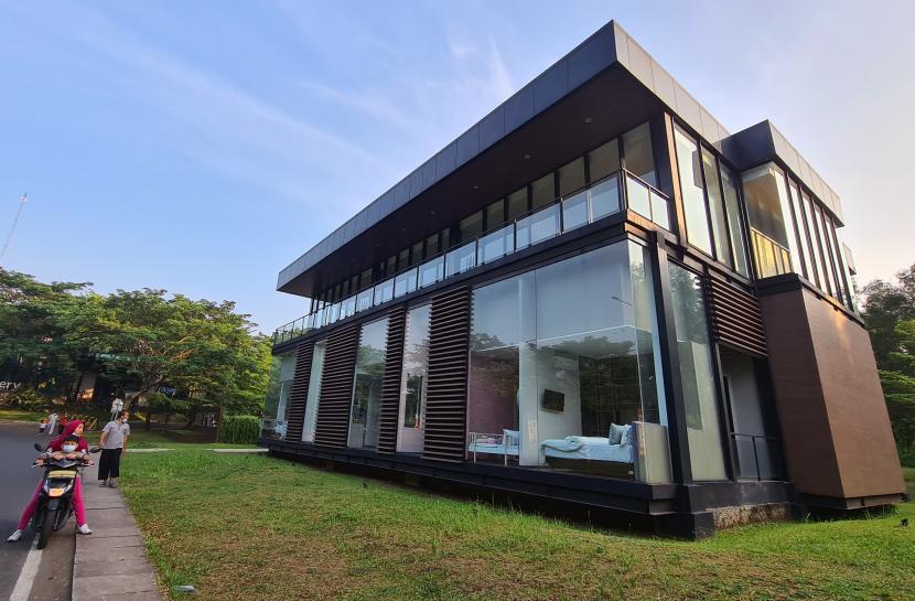 Pengunjung melihat rumah contoh di Tangerang Selatan. Data terbaru dari Rumah123 pada kuartal I 2025 menunjukkan bahwa minat pencarian hunian di wilayah ini, terutama bagi kelompok usia 18-34 tahun.