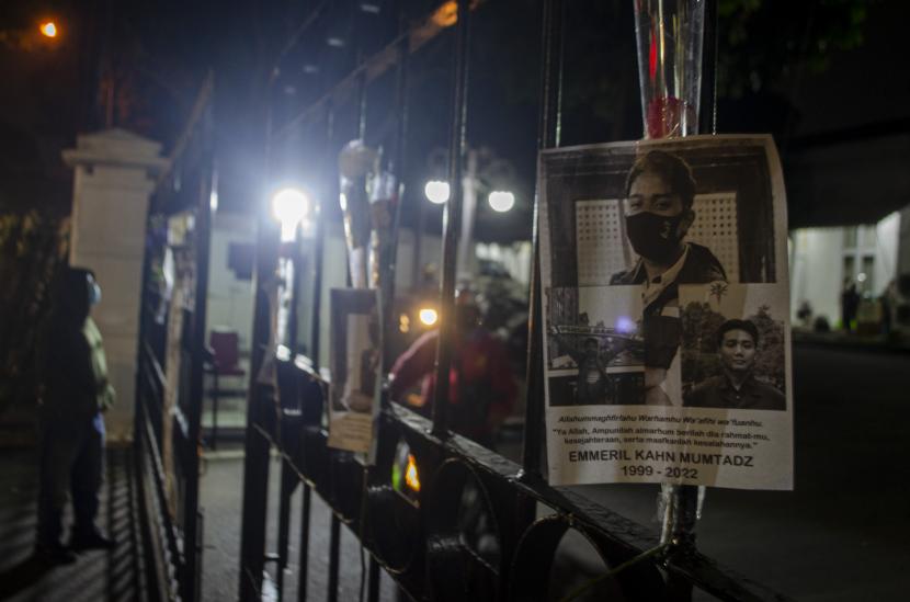 Warga melihat foto almarhum Emmeril Khan Mumtadz alias Eril yang dipajang di pagar sebagai ungkapan belasungkawa di Gedung Negara Pakuan, Kota Bandung, Jawa Barat, Sabtu (4/6/2022). 
