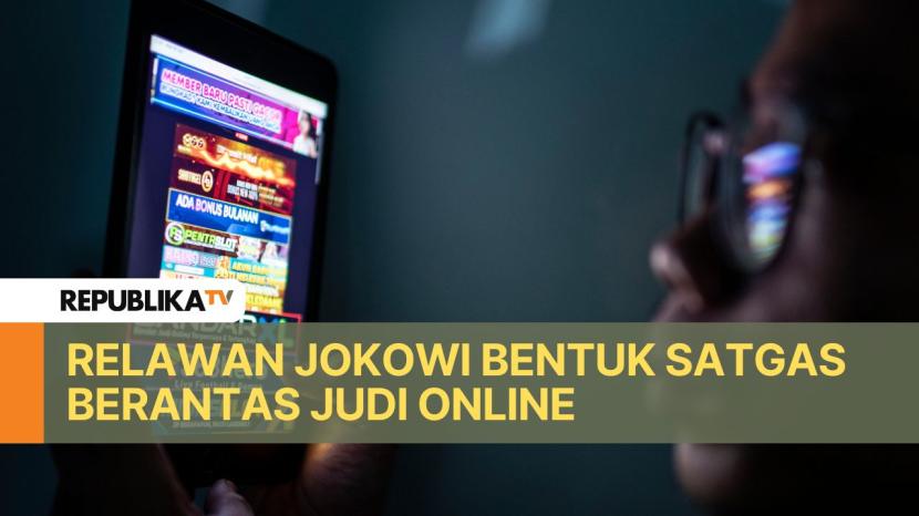 Warga melihat iklan judi online melalui gawainya di Jakarta.