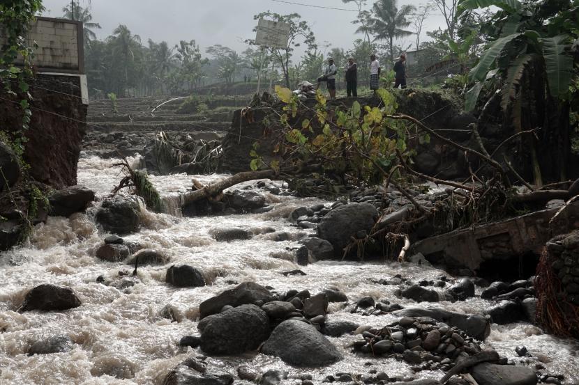 Warga melihat jembatan yang ambrol diterjang banjir bandang di Desa Pekuncen, Pekuncen, Banyumas, Jateng, Senin (10/10/2022). Pemkab Banyumas segera menangani dampak dari bencana hidrometeorologi di wilayahnya.