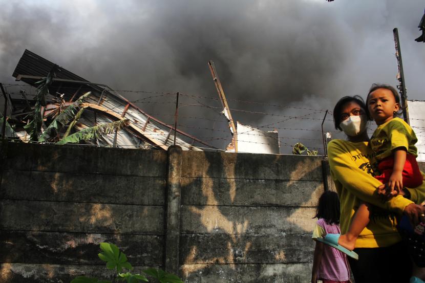 Warga melihat kebakaran pabrik furniture PT Aneka Regalindo di Trosobo, Sidoardjo, Jawa Timur (ilustrasi)