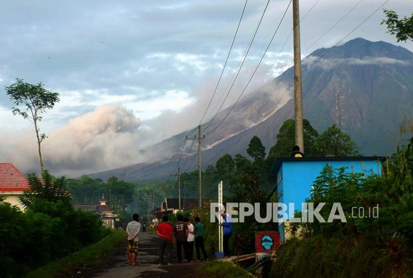 Warga melihat kepulan awan panas guguran Gunung Semeru dari Desa Sumber Mujur, Candipuro, Lumajang, Jawa Timur, Ahad (19/12). Erupsi Gunung Semeru kembali terjadi pada pukul 05.31 Wib yang mengeluarkan Awan Panas Guguran (APG) dari bukaan baru aliran lava di sisi tenggara.