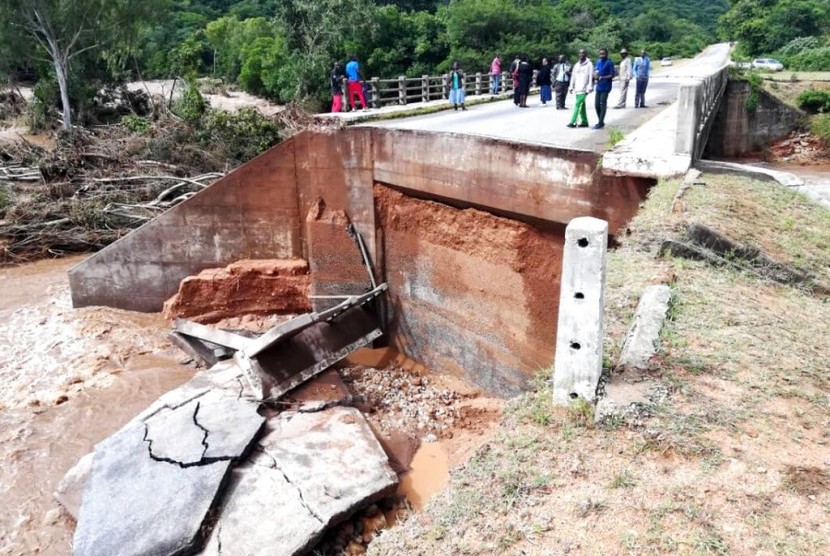 Warga melihat kerusakan di jembatan akibat Badai Idai di Chimanimani, Zimbabwe, Ahad (17/3).