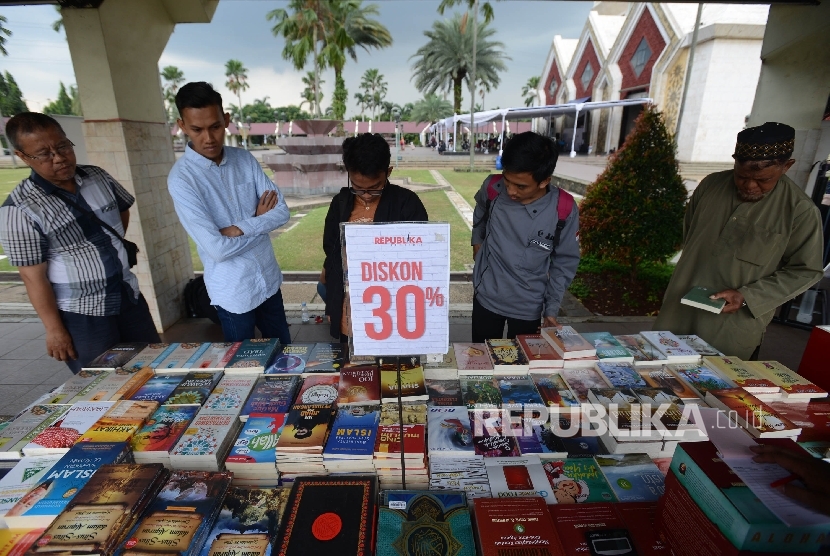 Warga melihat koleksi buku islami saat pameran yang diselenggarakan di Masjid Agung At-tin, Jakarta Timur, Jumat (31/12). 