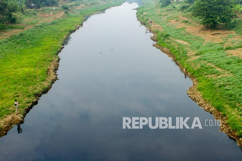 Sungai tercemar, ilustrasi. Pemerintah Kabupaten Bekasi, Jawa Barat, memberikan sanksi terhadap perusahaan keramik PT Saranagriya Lestari yang terbukti melakukan pencemaran di kawasan Desa Sukadanau, Kecamatan Cikarang Barat.