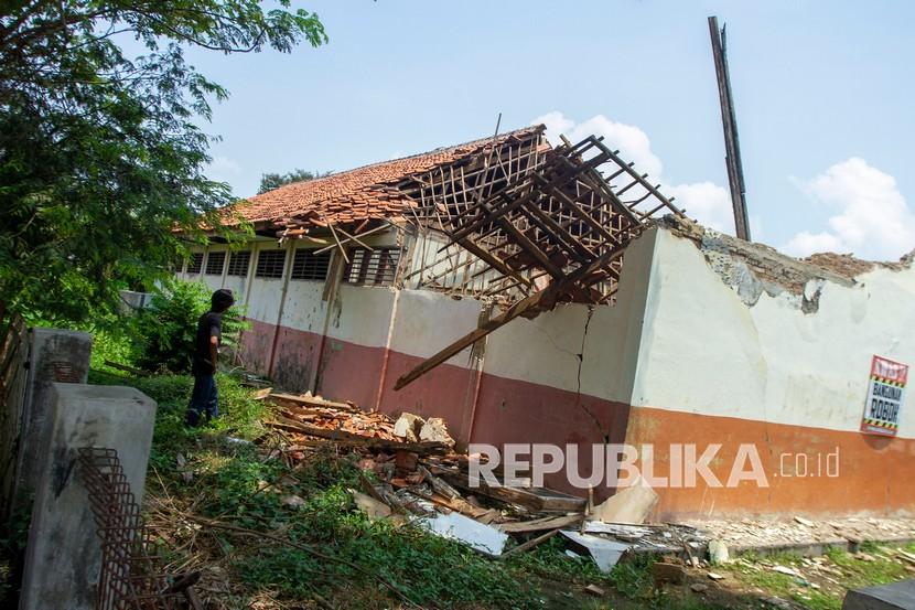 Warga melihat kondisi atap bangunan sekolah yang ambruk di SDN Rengasdengklok Selatan VI, Karawang, Jawa Barat, Kamis (21/10/2021). Atap dua ruang kelas di sekolah tersebut ambruk pada Sabtu (18/10/2021) akibat kondisi bangunan yang sudah lapuk.