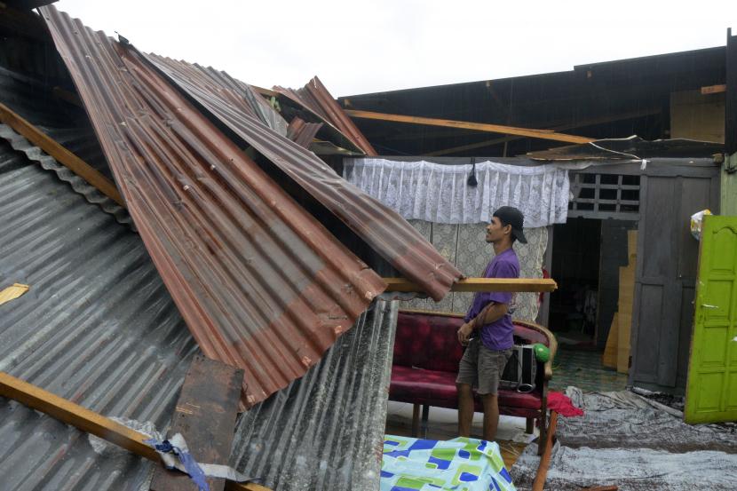 Sebanyak 23 unit rumah terdampak angin puting beliung di Kabupaten Pati, Jawa Tengah.
