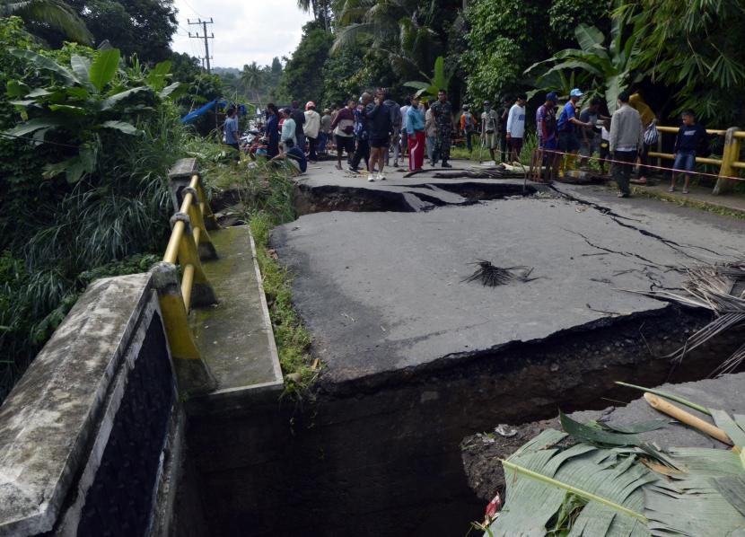 Jembatan penghubung antar kabupaten di Kecamatan Cibinong-Cianjur, Jawa Barat, putus akibat dihantam arus sungai (Foto: ilustrasi jembatan putus)