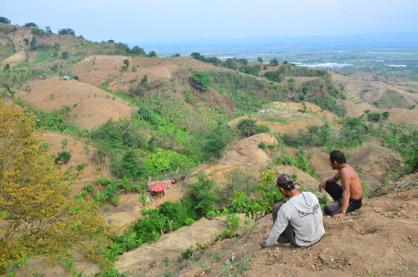 Warga melihat kondisi kawasan hutan yang gersang di pegunungan Patiayam, Jekulo, Kudus, Jawa Tengah, Kamis (28/10/2021). 