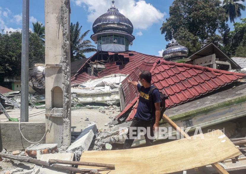 Warga melihat kondisi Masjid Raya Kajai yang rusak akibat gempa bumi di Kecamatan Talamau, Kabupaten Pasaman Barat, Sumatera Barat, Jumat (25/2/2022). Gempa bumi berkekuatan 6,2 SR mengguncang Kabupaten Pasaman Barat, Sumatera Barat menyebabkan sejumlah bangunan di daerah tersebut rusak.