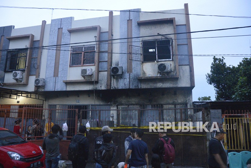Warga melihat kondisi rumah toko (ruko) yang terbakar di Kecamatan Makassar, Makassar, Sulawesi Selatan, Kamis (9/1/2020).