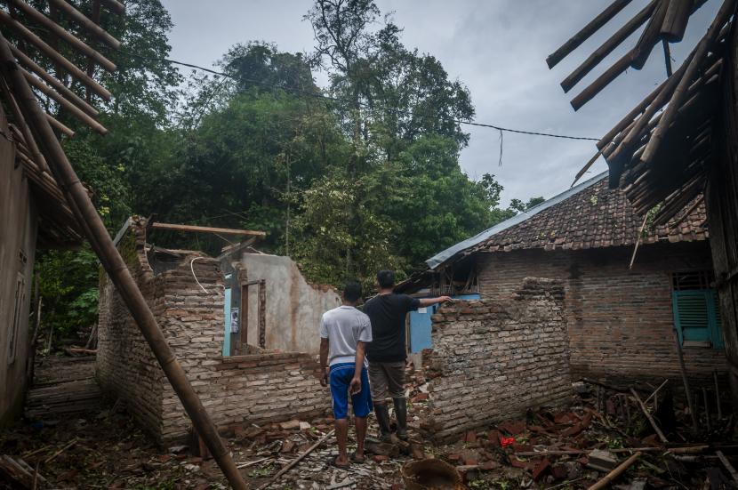 Badan Penanggulangan Bencana Daerah (BPBD) Kabupaten Karawang, Jawa Barat, menyebutkan seratusan rumah rusak.