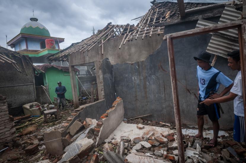 Warga melihat kondisi rumah yang ambruk akibat angin kencang. Sejumlah tempat usaha di Malang, Jawa TImur rusak akibat terkena angin kencang.