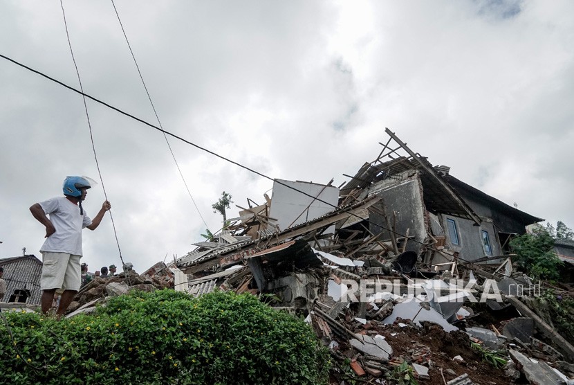 Warga melihat kondisi rumah yang ambruk akibat gempa tektonik dangkal dengan skala 4,4 SR pada kedalaman 4 Kilometer, Di Desa Kertosari, Kalibening, Banjarnegara, Jateng, Kamis (19/4).