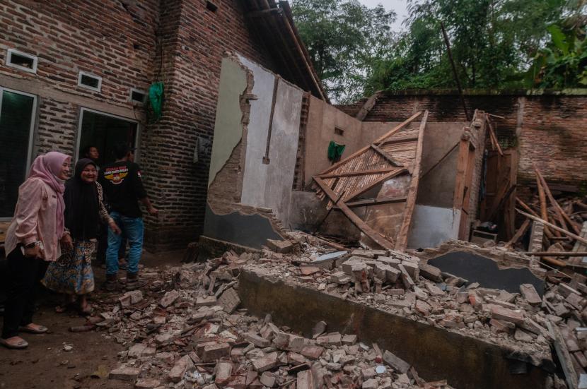 Warga melihat kondisi rumah yang rusak akibat gempa di Kadu Agung Timur, Lebak, Banten, Jumat (14/1/2022). 