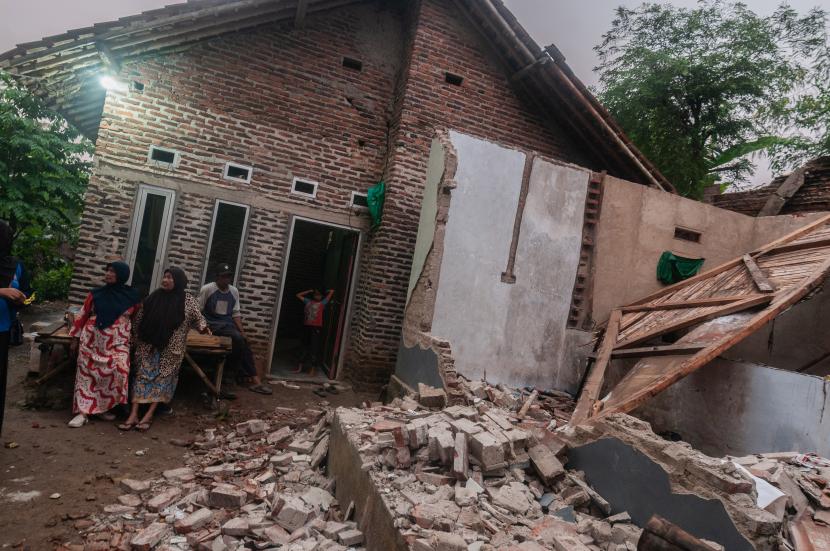 Warga melihat kondisi rumah yang rusak akibat gempa di Kadu Agung Timur, Lebak, Banten, Jumat (14/1/2022). 