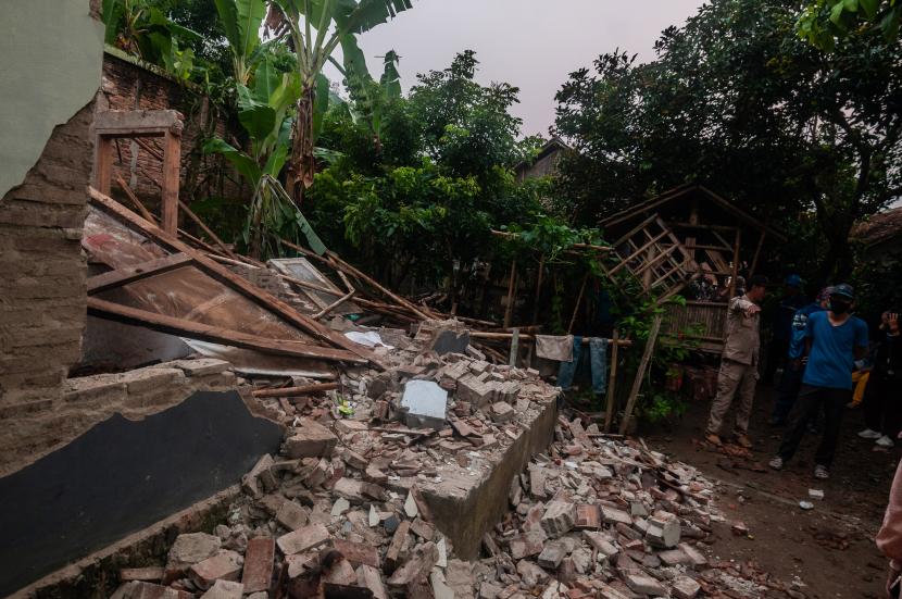 Warga melihat kondisi rumah yang rusak akibat gempa di Kadu Agung Timur, Lebak, Banten,  Jumat (14/1/2022). Rentetan gempa yang terjadi setelahnya tidak saling terkait melainkan faktor kebetulan saja.