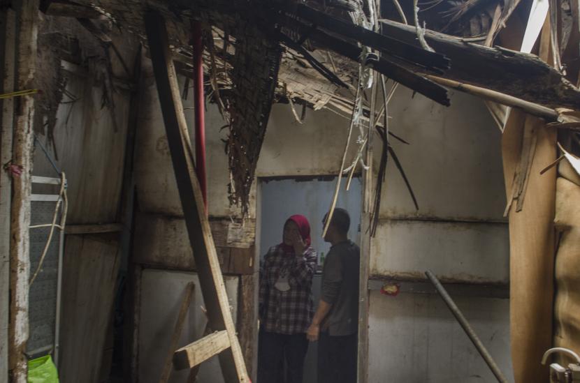Warga melihat kondisi rumah yang rusak dan tidak layak huni (ilustrasi). Pemerintah Kabupaten Bangka Tengah, Provinsi Kepulauan Bangka Belitung, tahun ini kembali menggulirkan program bantuan stimulan perumahan swadaya (BSPS) untuk 100 rumah tidak layak huni (RTLH).