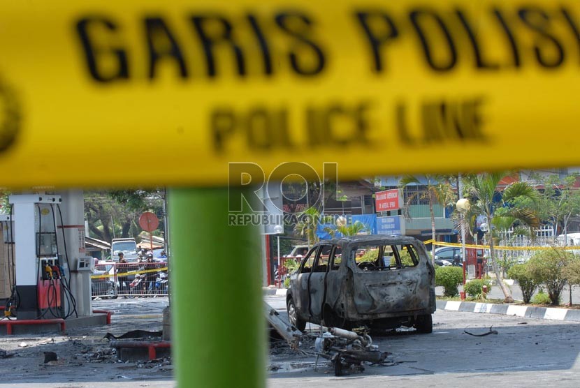 Warga melihat lokasi kebakaran yang menghanguskan sebuah mobil dan sepeda motor di SPBU Pangeran Jayakarta, Jakarta, Kamis (25/10).  (Agung Fatma Putra)