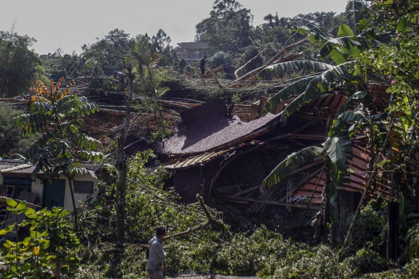 Longsor yang terjadi di Kabupaten Bogor, Jawa Barat (ilustrasi). Dalam 1 hari, 7 kecamatan di Kabupaten Bogor mengalami bencana beruntun dari banjir hingga longsor.