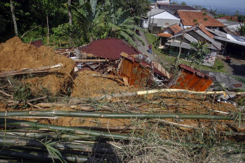 Bencana longsor di Kabupaten Bogor (ilustrasi). Hampir 500 bangunan rusak dalam sehari akibat longsor dan angin kencang di Kabupaten Bogor, Jawa Barat.