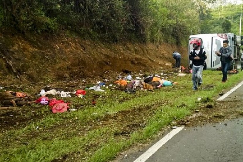 Warga melihat lokasi tabrakan di Tanjakan Emen, Kabupaten Subang, Jawa Barat, Sabtu (10/2). Sebanyak 26 orang meninggal dunia dan 17 orang luka-luka akibat kecelakaan bus pariwisata di Tanjakan Emen, Subang, Jawa Barat. 