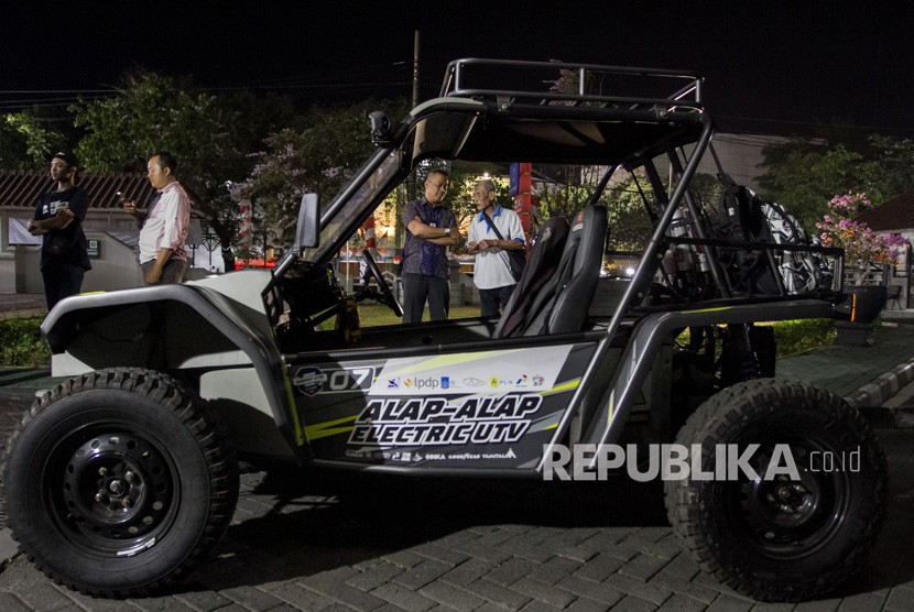 Warga melihat mobil listrik peserta Jambore Kendaraan Listrik Nasional saat singgah di kantor PLN Solo, Jawa Tengah, Kamis (29/8/2019). 