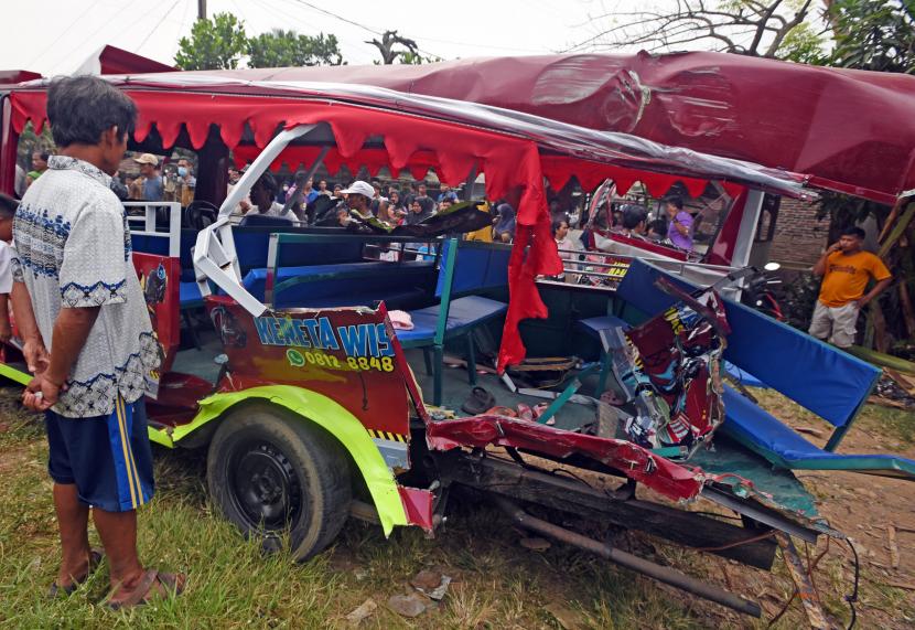 Warga melihat odong-odong yang ringsek tertabrak kereta api jurusan Merak-Rangkasbitung di Kampung Silebu Mesjid, Kragilan, Serang, Banten, Selasa (26/7/2022). 