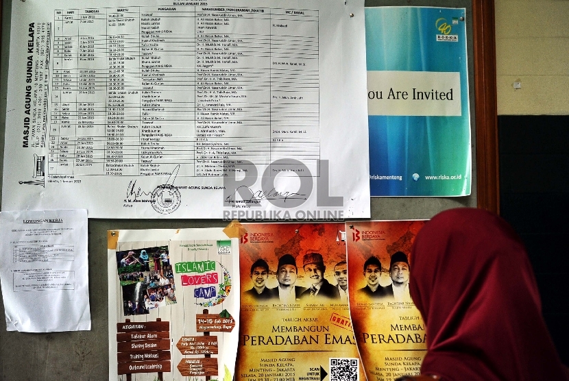 Warga melihat papan informasi pengajian harian di Masjid Sunda Kelapa, Jakarta, Senin (26/1). (Republika/ Tahta Aidilla)