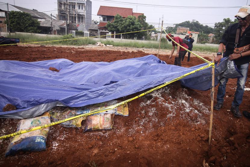 Ilustrasi. Beras bantuan sosial yang dikubur di tanah lapang di Sukmajaya, Kota Depok, Provinsi Jawa Barat, merupakan beras yang sudah rusak, sedangkan warga telah menerima beras dalam kondisi baik. 
