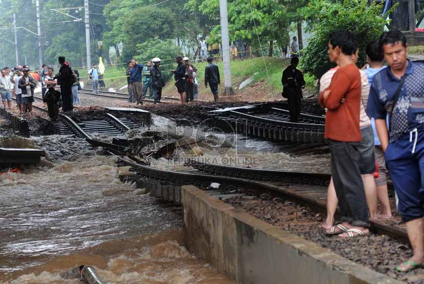 Warga melihat rel kereta api yang terputus akibat luapan Kanal Banjir Barat di kawasan Taman Lawang, Menteng, Jakarta Pusat (Ilustrasi). 
