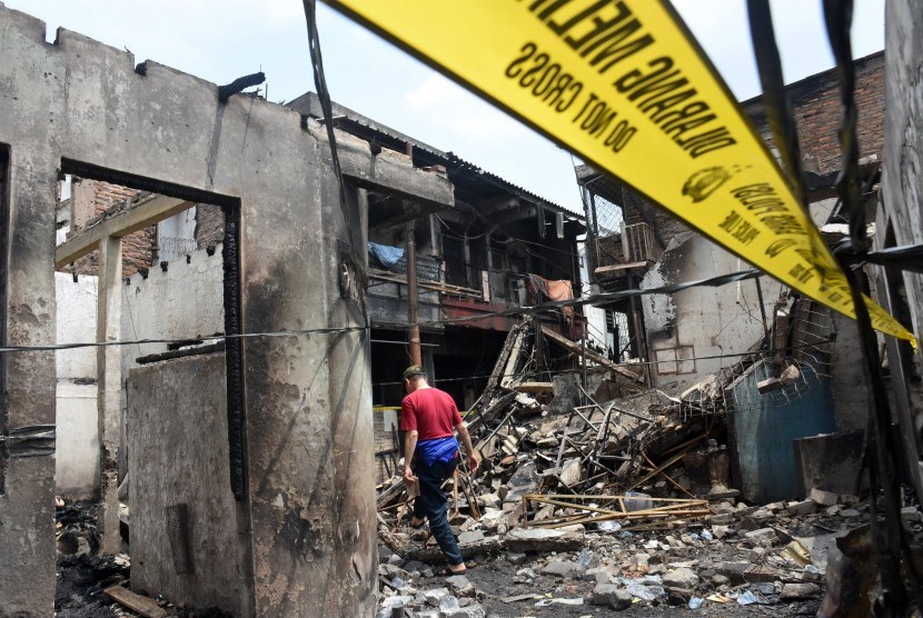 Warga melihat rumah yang hangus usai kebakaran di permukiman padat penduduk kawasan Jelambar, Jakarta Barat. (Ilustrasi)