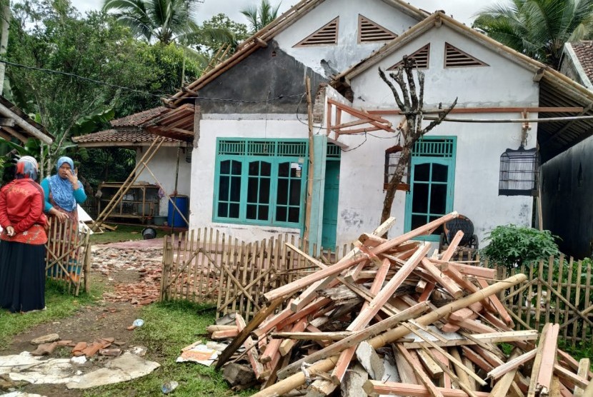 Warga melihat rumah yang rusak terdampak cuaca ekstrem di Kelurahan Setiawargi, Kecamatan Tamansari, Kota Tasikmalaya, Jumat (10/1).