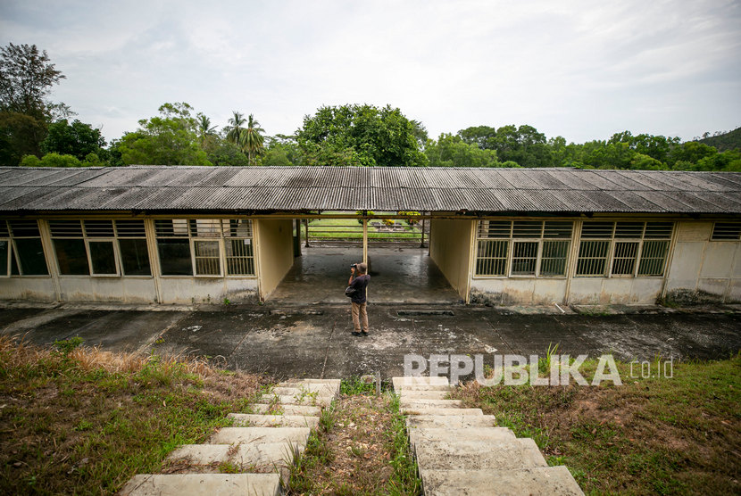 Warga melihat salah satu bangunan bekas rumah sakit di kawasan wisata Ex Camp Vietnam di Pulau Galang, Batam, Kepulauan Riau, Kamis (5/3/2020).