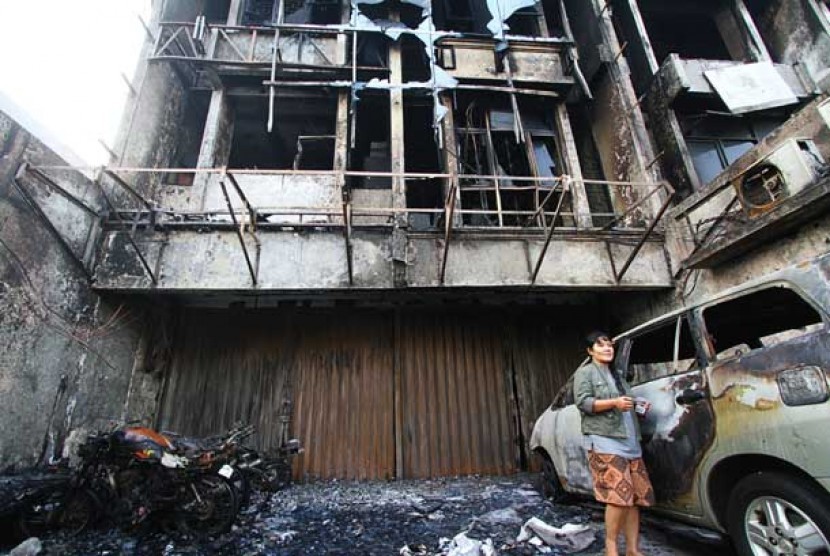Warga melihat sisa kebakaran yang melanda tiga ruko di Ciputat, Tangerang Selatan, Rabu (8/5). (Ilustrasi)