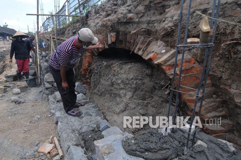 Warga melihat susunan batu pada temuan yang diduga terowongan kuno di Sabrang Lor, Trucuk, Klaten, Jawa Tengah, Selasa (7/9/2021). Menurut warga setempat, temuan yang diduga terowongan kuno tersebut merupakan bangunan saluran air peninggalan zaman Belanda. 