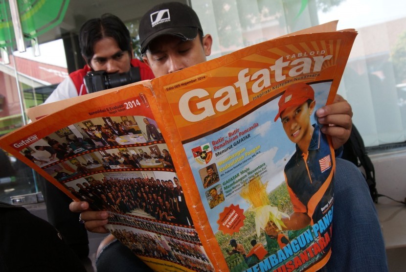   Warga melihat tabloid Gafatar (Gerakan Fajar Nusantara) terbitan 2014 di Jombang, Jawa Timur, Rabu (13/1).