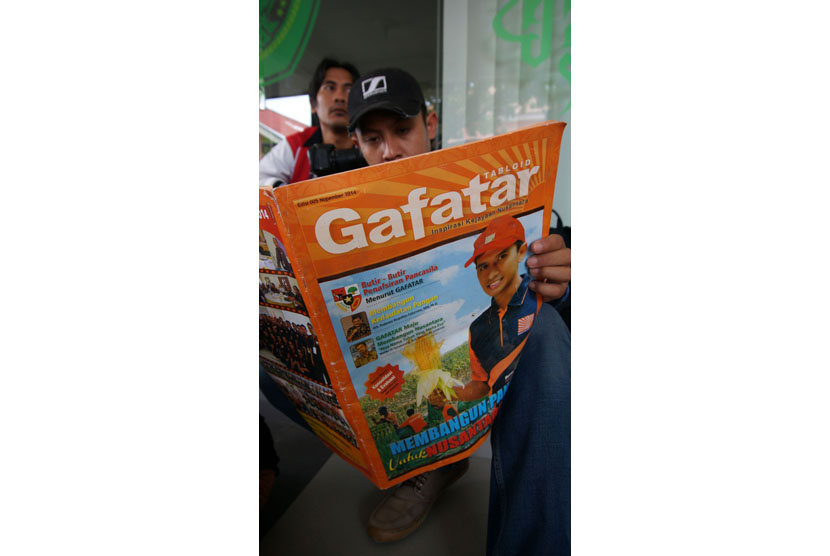 Warga melihat tabloid Gafatar (Gerakan Fajar Nusantara) terbitan 2014 di Jombang, Jawa Timur, Rabu (13/1). 