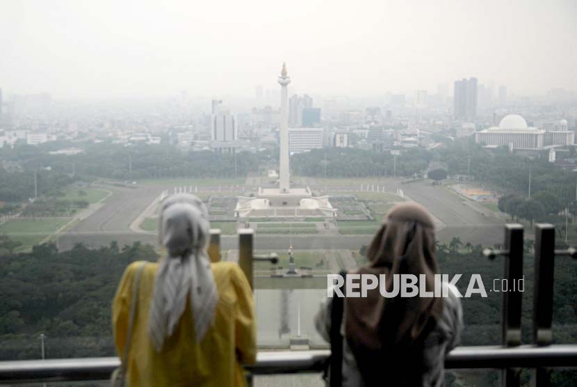 Warga melihat Tugu Monas yang diselimuti polusi udara (ilustrasi). Kualitas udara di DKI Jakarta memburuk pada Ahad (7/1/2024).